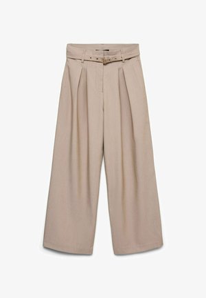 Beige wijde broek met hoge taille, plooien en een bijpassende stoffen riem met een kleine ronde gouden gesp.