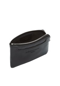Czarny skórzany portfel, z zamkiem błyskawicznym, gładką fakturą oraz wytłoczonym logo z przodu. Kompaktowy design z otwartym wnętrzem.