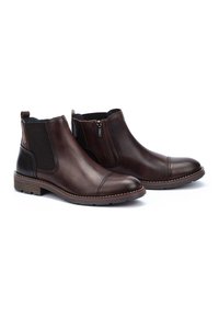 Bottines Chelsea en cuir marron avec des panneaux latéraux élastiques, bout arrondi, détails de surpiqûres discrètes et un petit talon empilé. Zip pour un enfilage facile.