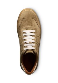 Sneaker in suede beige con punta rotonda, lacci bianchi e dettagli marroni a contrasto all'interno. Suola in gomma piatta.