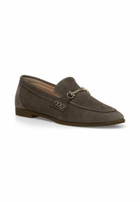 Mocassino in suede grigio con tacco basso, caratterizzato da un accento decorativo con catena dorata e cuciture a contrasto lungo i bordi.