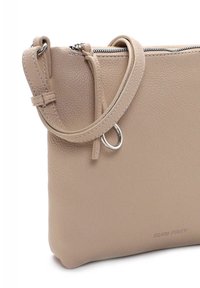 Borsa a mano in pelle beige con finitura texturizzata, dotata di una chiusura con zip, di un manico staccabile e di ornamenti in metallo.