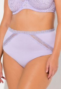 Mutandine alte lavanda con pizzo e inserti in rete ai lati. Tessuto morbido con una finitura liscia e dettagli curati.