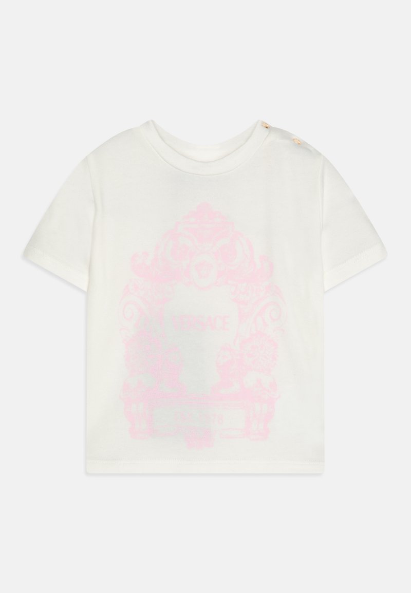 Hvid bomuld T-shirt med korte ærmer og rund halsudskæring. Har et pink grafisk motiv og tre guldknapper ved skulderen.
