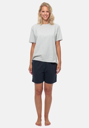 Grijze katoenen t-shirt met korte mouwen, gecombineerd met marineblauwe shorts. De outfit heeft een relaxte pasvorm en een zachte textuur.