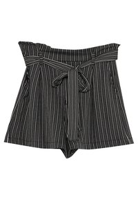 Czarno-białe szorty w paski z dekoltem odsłaniającym ramiona, paskiem do wiązania w talii oraz rozkloszowanym krojem, wykonane z lekkiego materiału.