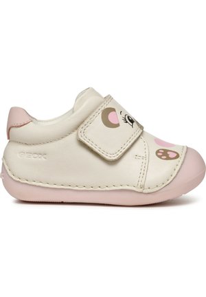 Chaussure crème et rose pour tout-petit avec bride en velcro, avec un motif visage d’ours et empreinte de patte sur la tige ainsi qu’une semelle souple pour le confort.