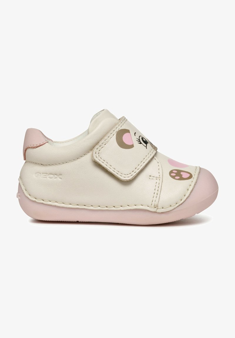 Chaussure crème et rose pour tout-petit avec bride en velcro, avec un motif visage d’ours et empreinte de patte sur la tige ainsi qu’une semelle souple pour le confort.