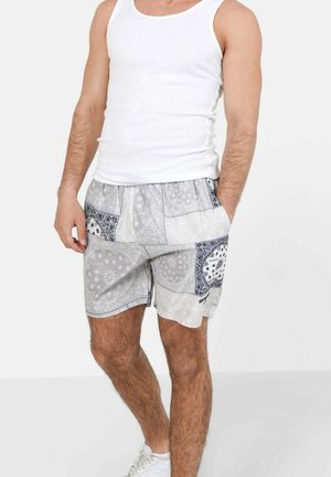 Shorts gris et blanc à motif bandana, avec une taille élastique, deux poches latérales et un petit logo en bas.