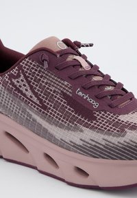 Chaussure de sport violette avec une tige en tissu texturé, motif en grille et accents rose clair. Dispose d'une semelle épaisse avec des ouvertures de ventilation.