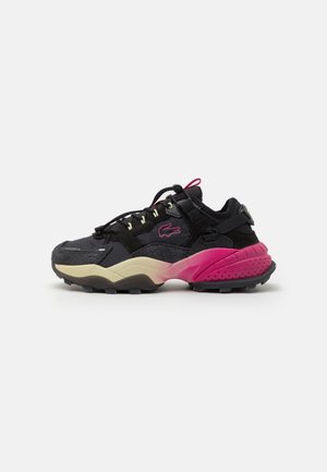 Baskets de sport noires et grises avec des accents roses, en tissu texturé, avec lacets et semelle épaisse. Présentent un logo et des sangles ajustables.