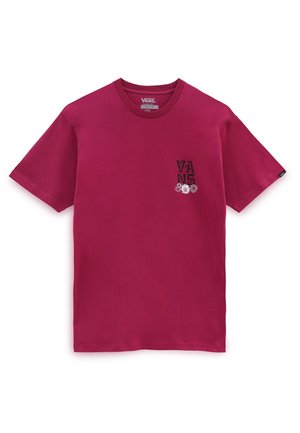 T-shirt Vans rose foncé à manches courtes avec texte noir "VANS" et petits graphismes de fleurs blanches sur le côté gauche de la poitrine.