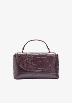 Bordowa torebka z tłoczeniem przypominającym krokodylą skórę, z zaokrąglonym klapkiem, górnym uchwytem i złotymi elementami. Z przodu znajduje się tłoczone logo.
