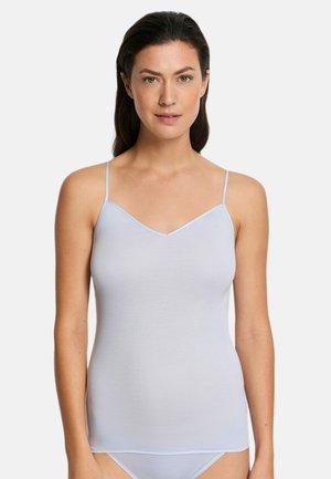 Camisole bleu clair à fines bretelles, présentant un décolleté en V, une texture douce et une coupe ajustée. Aucun motif ou détail métallisé visible.
