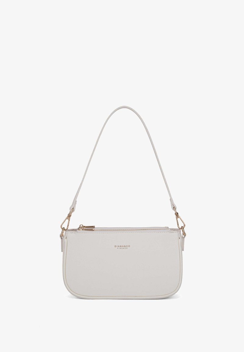 Borsa sintetica bianca dalla forma rotonda, con texture liscia, hardware in tonalità oro e tracolla regolabile. Presenta una chiusura superiore con zip.