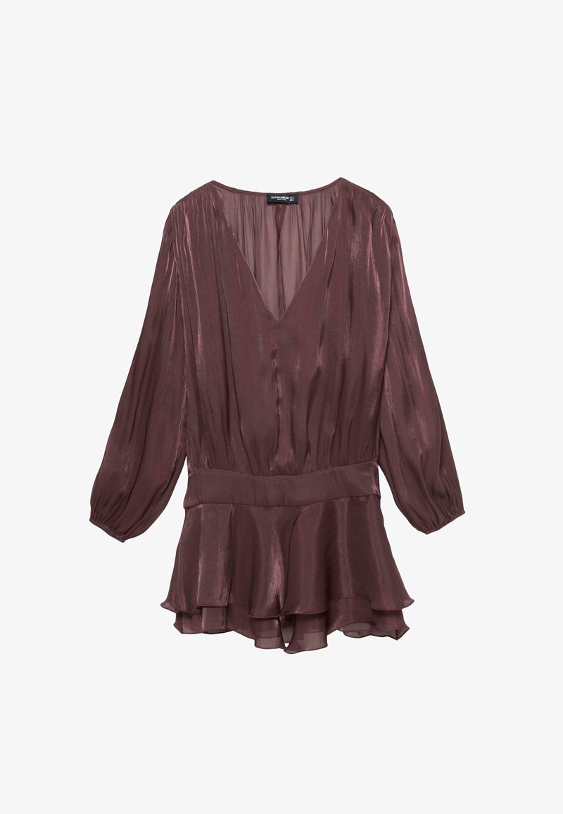 Bordová, dlhá šaty s hlbokým výstrihom do V a volánovým lemom. Vyrobené z ľahkej, lesklej látky, s plisovanou textúrou a elastickým pásom.