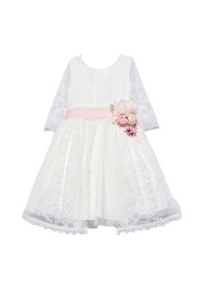 Robe longue en dentelle blanche pour fille avec ceinture rose et bouquet de fleurs décoratif rose et crème à la taille.