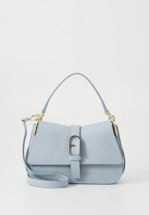 Borsa a tracolla in pelle blu chiaro con design strutturato, manico superiore, tracolla rimovibile e pattina frontale con chiusura metallica.