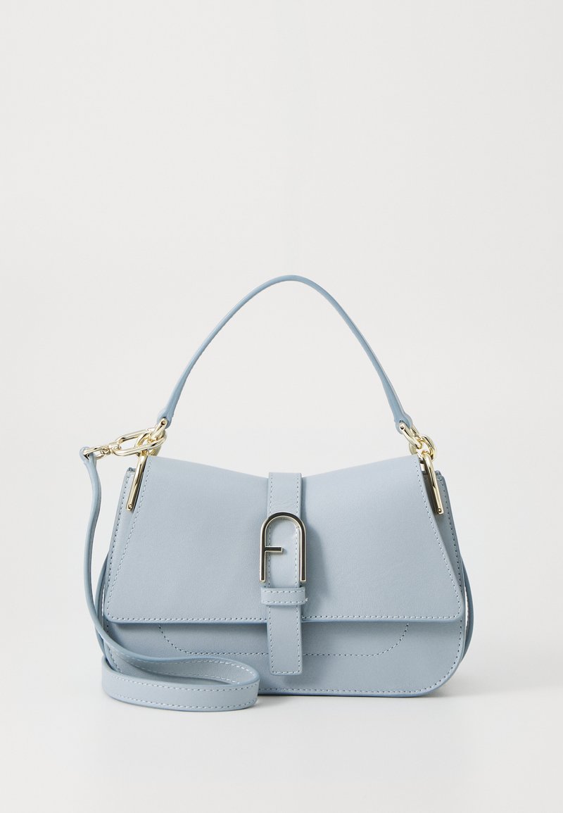 Borsa a tracolla in pelle blu chiaro con design strutturato, manico superiore, tracolla rimovibile e pattina frontale con chiusura metallica.