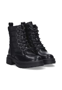 Botas negras hasta el tobillo con parte superior de cuero suave, cordones en la parte delantera, lados acolchados y suela gruesa con dibujo para una mejor tracción.