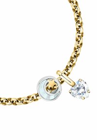 Bracciale in metallo dorato con una charm a forma di luna crescente e stella in argento, accentuato da un gemma chiara a forma di cuore.