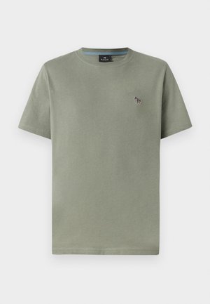 T-shirt de algodão verde-oliva com decote redondo, mangas curtas e um pequeno desenho bordado no lado esquerdo do peito. Textura suave, corte casual.