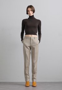 Filippa K EMMA TROUSERS - Kelnės - desert tau