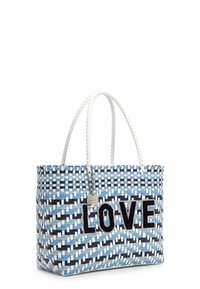 Borsa a tote intrecciata in blu, bianco e nero con "LOVE" in lettere in peluche nere. Presenta manici bianchi intrecciati e un'etichetta metallica decorativa.