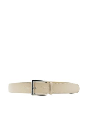 Beige læderbælte med en sølvfarvet rektangulær metalklemme og syninger langs kanterne.