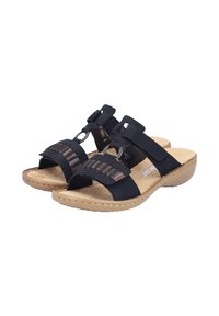 Sandales noires à semelles glissantes avec deux brides ; l'une présente des rainures horizontales. Semelle intérieure beige douce, semelle texturée et accents décoratifs en métal.