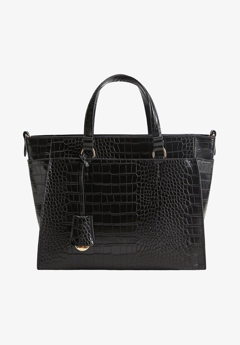 Sac fourre-tout en cuir noir gaufré crocodile avec double poignées, un charme détachable et une silhouette structurée. Présente des accents en métal doré.