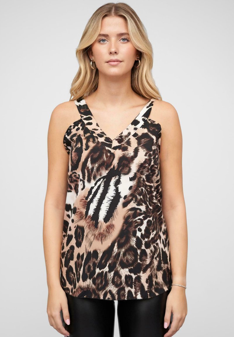 Satin cami med V-hals og tynne stropper, med et leopardmønster i nyanser av brunt, svart og krem. Glatt tekstur, avslappet passform.