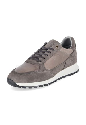 Grauer Sneaker aus Wildleder und Leder mit schwarzen Schnürsenkeln, weißer Sohle und strukturierter schwarzer Außensohle, schräg dargestellt, um die Außenseite und Vorderseite zu zeigen.