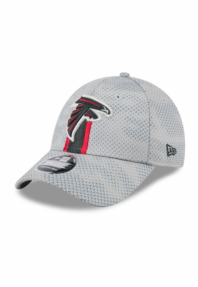 Casquette de baseball grise à motifs avec le logo des Atlanta Falcons et une bande rouge à l'avant, logo New Era sur le côté, et visière incurvée.