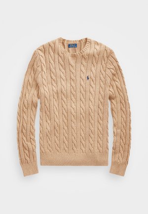 Suéter de punto en color beige con cuello redondo, puños y dobladillo acanalados, que presenta un pequeño logotipo azul en el pecho. Textura suave.