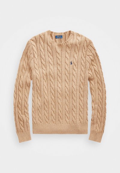 Beige kabelbreisel trui met een ronde hals, geribde manchetten en onderrand, met een klein blauw logo op de borst. Zachte textuur.