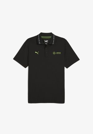 Polo nero realizzato in tessuto liscio, con una pattina a due bottoni, loghi verdi di Puma e Mercedes sul petto e colletto a contrasto.