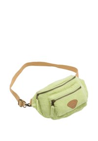 Riñonera de pana verde con dos compartimentos con cremallera, correa beige y una placa de logo de cuero. Superficie texturizada con una apariencia suave.