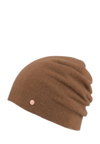 Brązowa czapka beanie wykonana z miękkiego, teksturowanego materiału. Posiada luźny krój z marszczonymi detalami oraz małym metalowym logo jako akcentem.