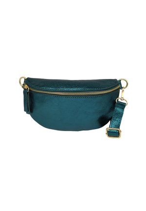 Sac banane en cuir métallique teal avec une forme plate et arrondie. Il est doté d'une fermeture éclair en métal doré et d'une sangle réglable avec une boucle dorée.