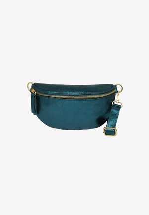 Sac banane en cuir métallique teal avec une forme plate et arrondie. Il est doté d'une fermeture éclair en métal doré et d'une sangle réglable avec une boucle dorée.