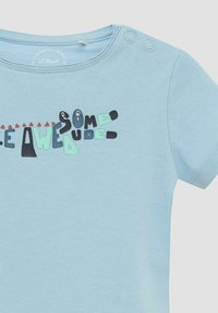 Lichtblauwe korte mouwen t-shirt van zacht katoen, met een kleurrijk grafisch tekstontwerp met verschillende vormen en accenten.