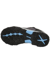 Černá podrážka sportovní obuvi s texturovaným gumovým povrchem, modrá mezipodešev a kruhové vzory na podrážce pro lepší trakci.