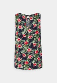 Vestido floral com fundo azul marinho, apresentando flores de hibisco vermelhas e folhas verdes. Detalhe de abertura nas costas. Feito de tecido leve.