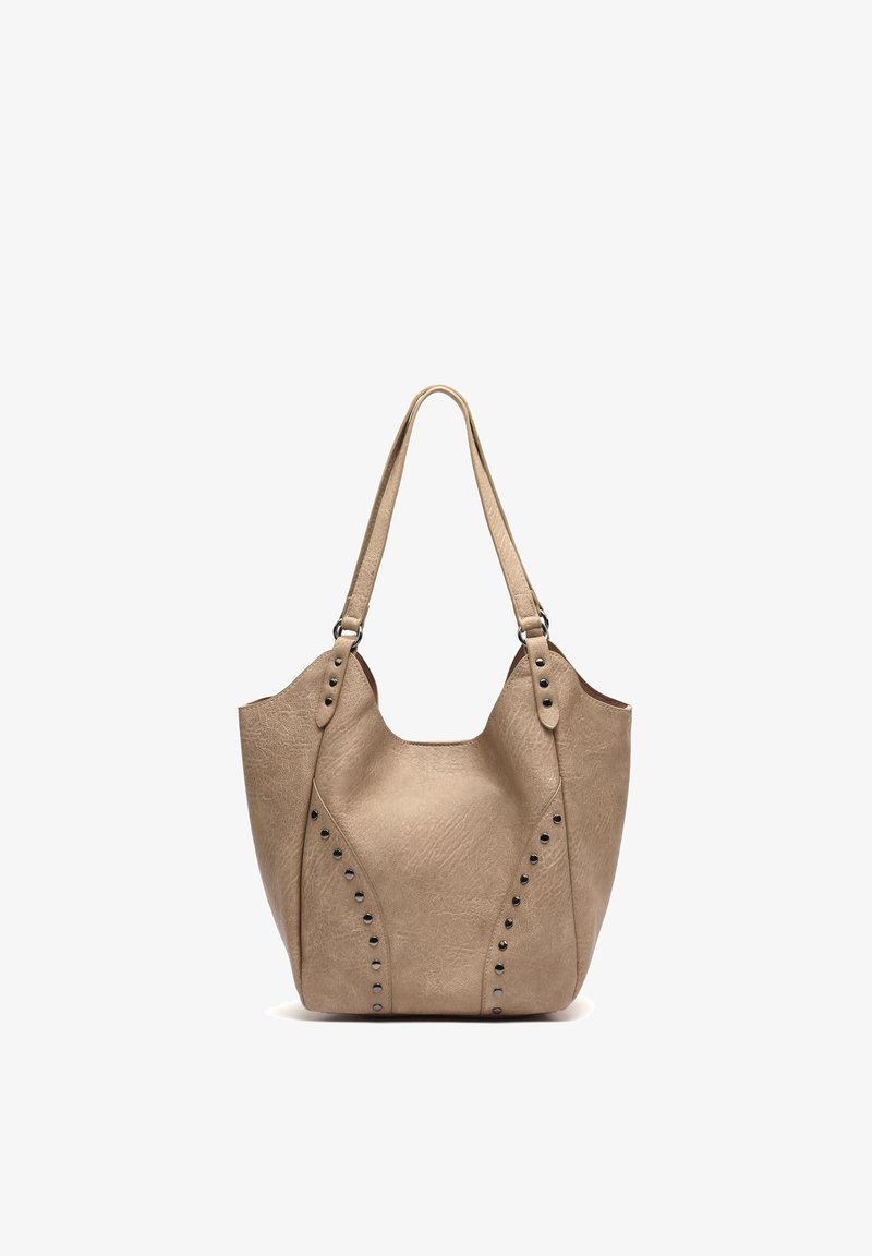Sac cabas en cuir beige texturé avec deux anses d'épaule et des détails cloutés noirs sur les côtés avant.