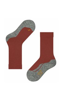 Dwie skarpetki są wyeksponowane: jedna stoi na prosto, a druga jest ustawiona pod kątem. Mają rdzawe zabarwienie z szarymi akcentami i teksturę żebrowaną.