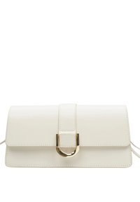 Witte leren handtas met een rechthoekige vorm, gouden hardware en een klep met een riem. Bevat gestikte details en een afneembare schouderriem.