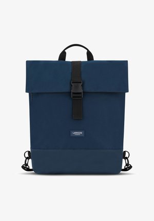 Marine rygsæk lavet af holdbart materiale, med rulle-top design, justerbare stropper og en frontlukning med spænde og logo-detalje.