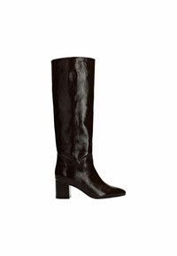 Botte en cuir noir jusqu'au genou avec une finition brillante, un bout pointu et un talon carré. Présente une texture lisse avec des détails de design subtils.