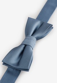 Blauer Satinschleifen mit strukturierter Oberfläche; verfügt über einen zentralen Knoten und zwei breite, geschlungene Enden für ein klassisches Design.
